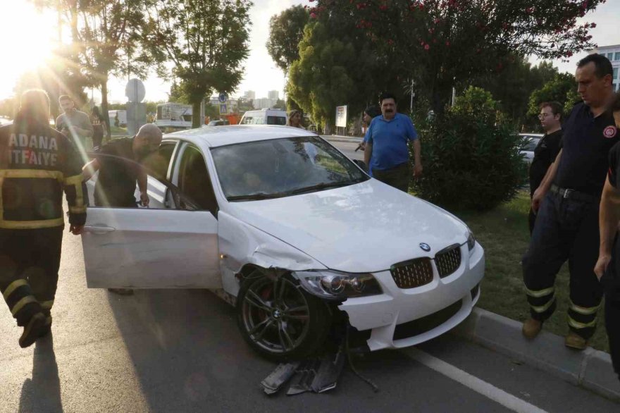 Kazada sıkışan yaralı sağlık çalışanı itfaiye ekipleri tarafından kurtarıldı