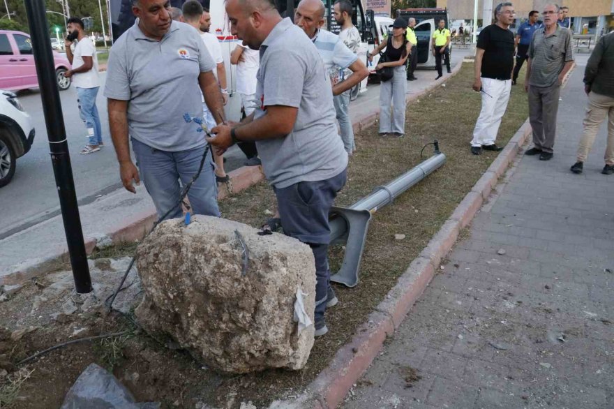 Adana’da sinyalizasyon direğine çarpan dolmuş devrildi: 3 yaralı