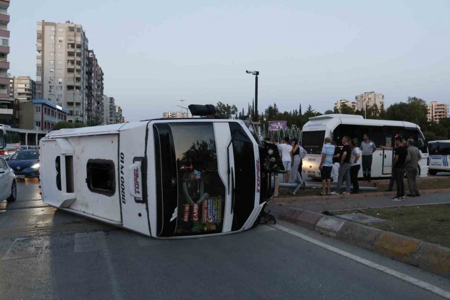 Adana’da sinyalizasyon direğine çarpan dolmuş devrildi: 3 yaralı