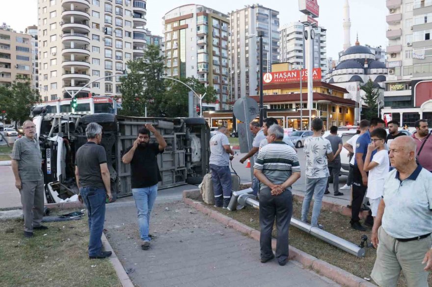 Adana’da sinyalizasyon direğine çarpan dolmuş devrildi: 3 yaralı