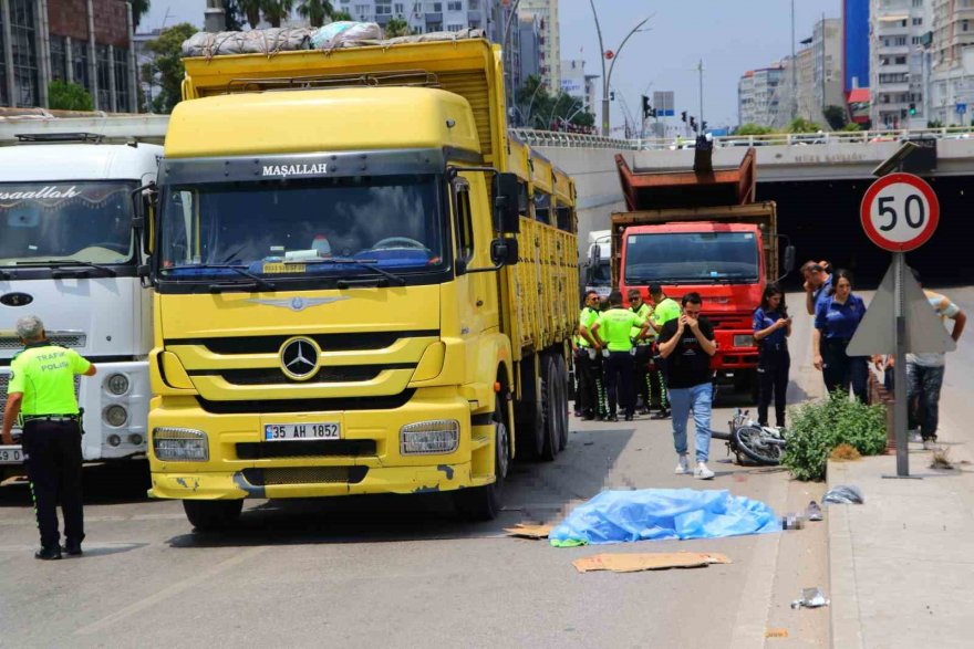 Son nefesini çarptığı kamyon sürücüsünün kollarında verdi