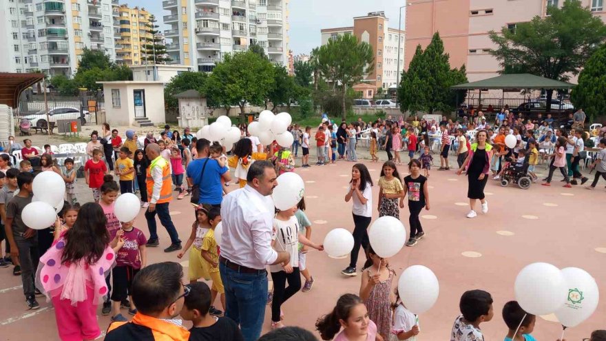 Kozan’da 300 çocuğa bayramlık hediye edildi