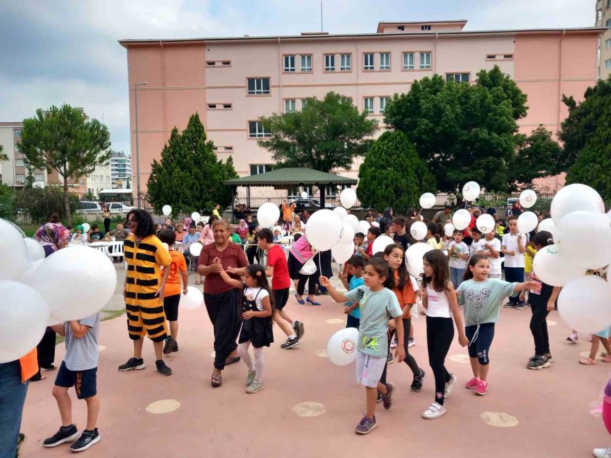 Kozan’da 300 çocuğa bayramlık hediye edildi