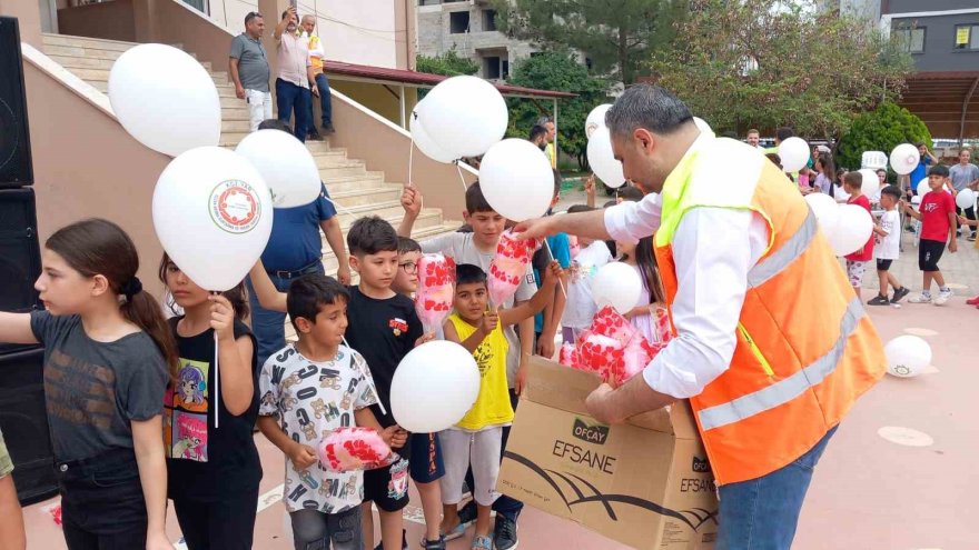 Kozan’da 300 çocuğa bayramlık hediye edildi