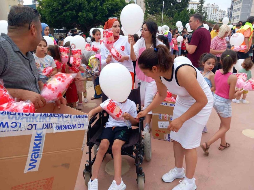 Kozan’da 300 çocuğa bayramlık hediye edildi