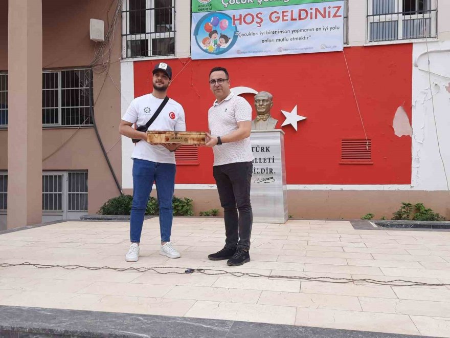 Kozan’da 300 çocuğa bayramlık hediye edildi