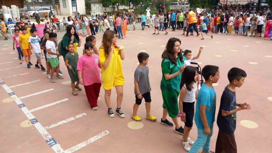 Kozan’da 300 çocuğa bayramlık hediye edildi