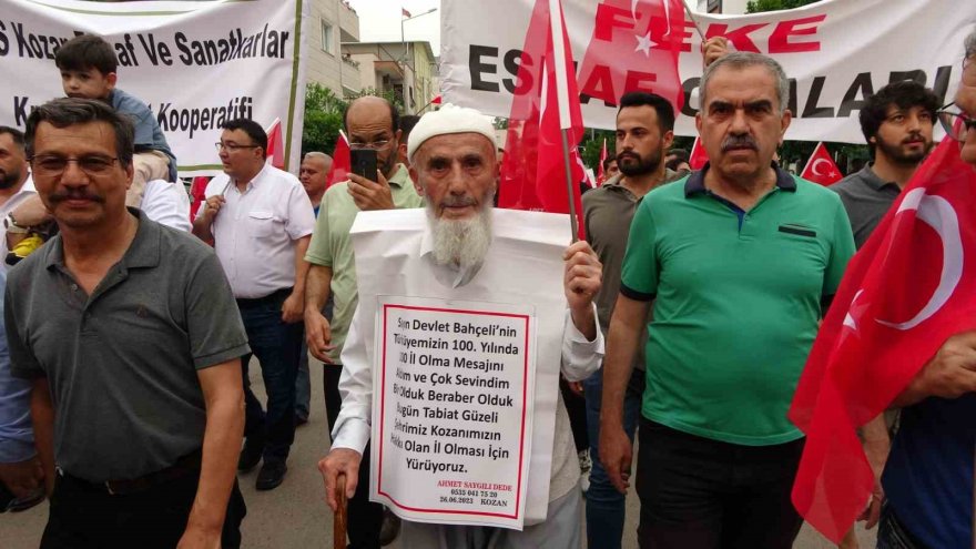 Kozanlılar il olmak için mehteran eşliğinde yürüdü