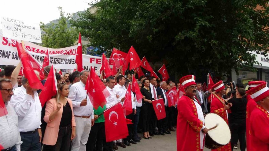 Kozanlılar il olmak için mehteran eşliğinde yürüdü