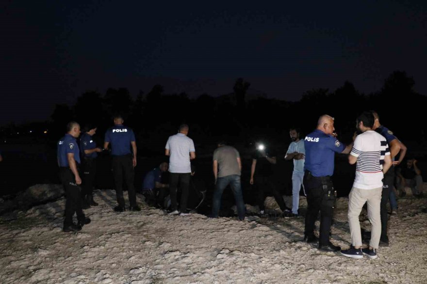 Serinlemek için girdiği gölde boğuldu, arkadaşları cesedinin başında gözyaşı döktü