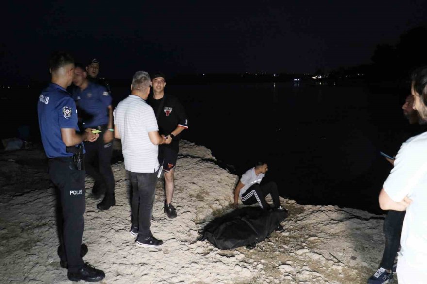 Serinlemek için girdiği gölde boğuldu, arkadaşları cesedinin başında gözyaşı döktü