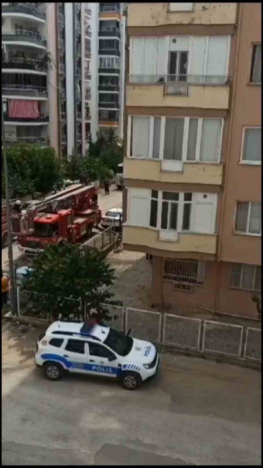 Adana’da ev yangını: 3 kişi dumandan etkilendi