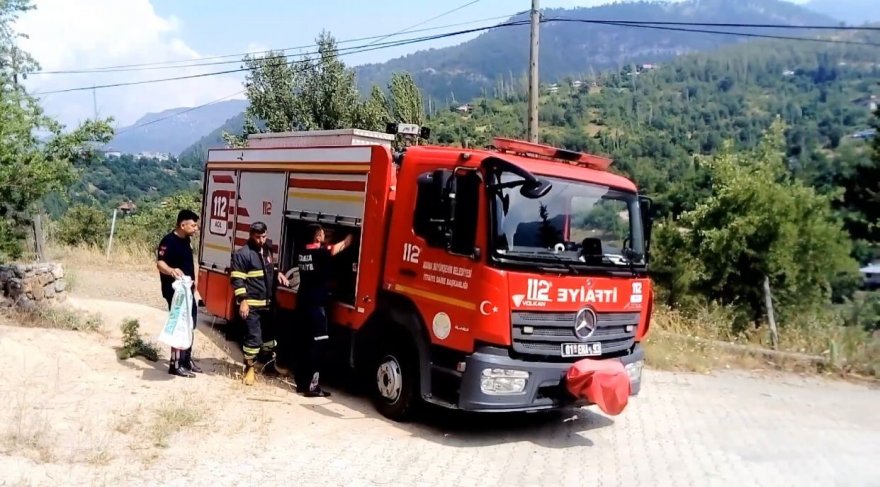 Adana’da eve giren yılan itfaiye ekipleri tarafından yakalandı