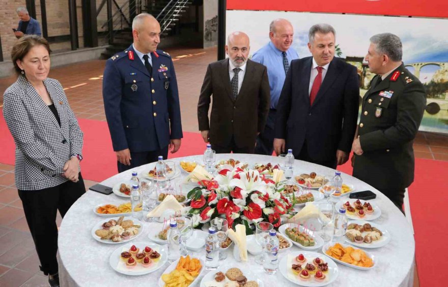 Dünya ve Avrupa şampiyonu olan Nafia, üstü açık otomobille sevinç turu attı