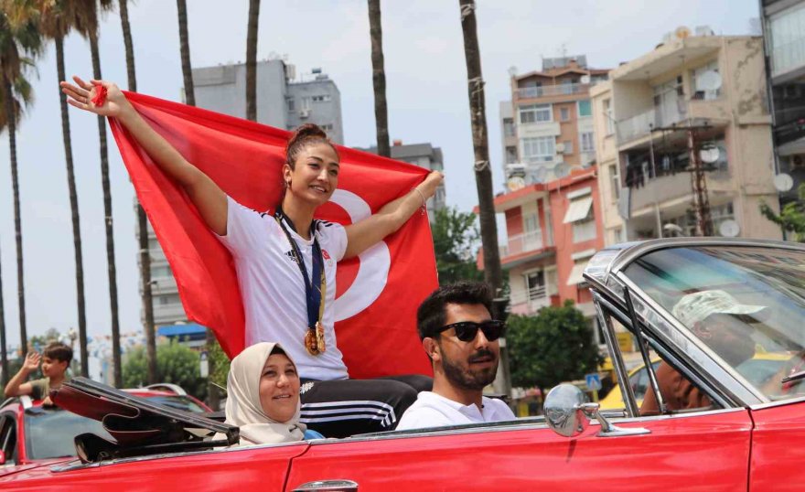 Dünya ve Avrupa şampiyonu olan Nafia, üstü açık otomobille sevinç turu attı