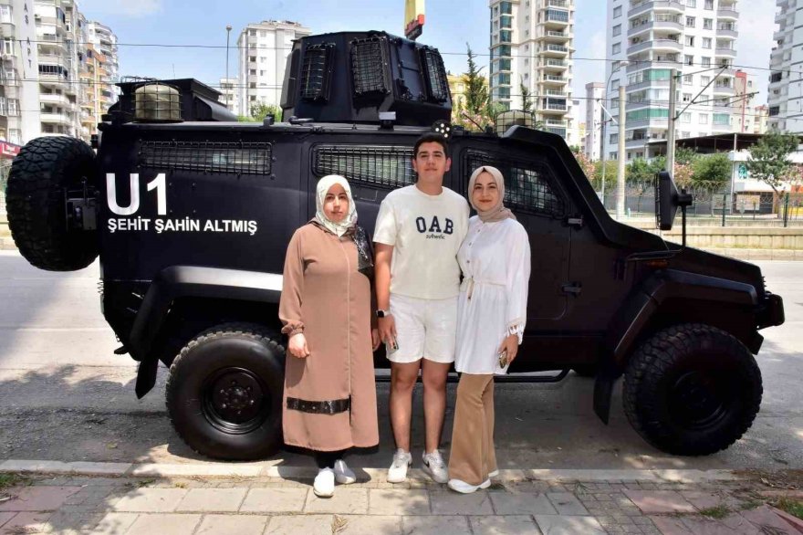 Şehit ailesini polis, üzerinde şehidin ismi yazılı zırhlı araçla ziyaret etti