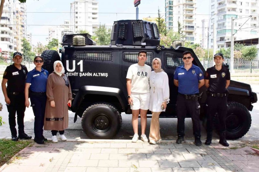 Şehit ailesini polis, üzerinde şehidin ismi yazılı zırhlı araçla ziyaret etti