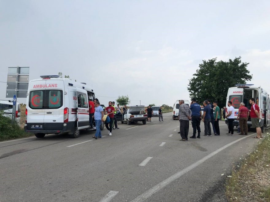 Adana’da iki araç kafa kafaya çarpıştı: 4 yaralı