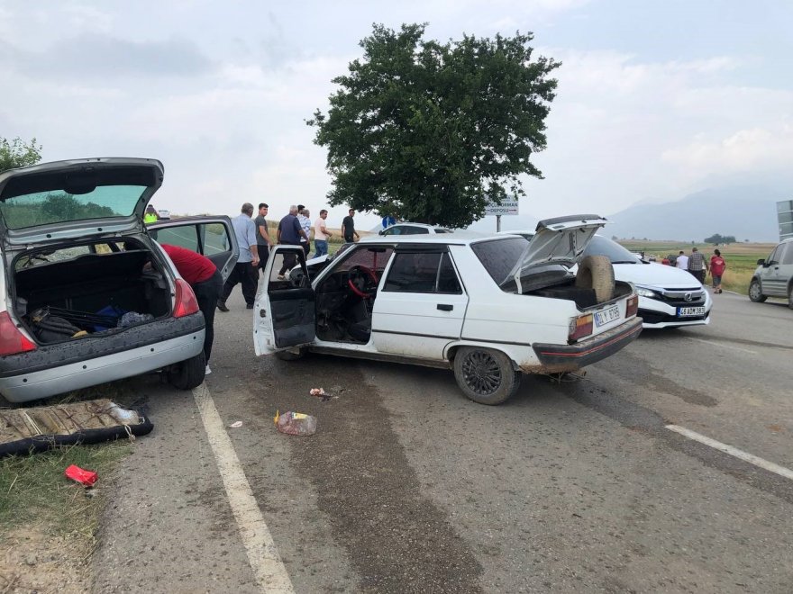 Adana’da iki araç kafa kafaya çarpıştı: 4 yaralı