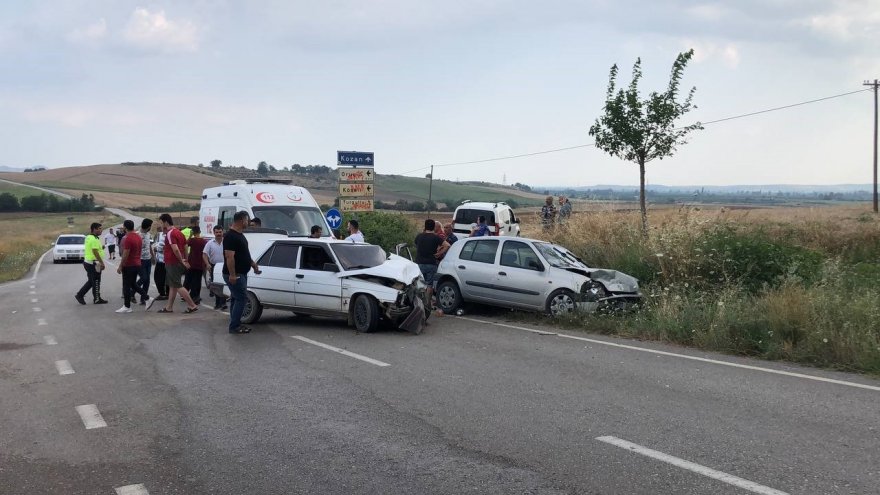 Adana’da iki araç kafa kafaya çarpıştı: 4 yaralı