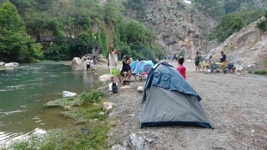 Türkiye’nin dört bir yanından Adana’ya serinlemek için geldiler