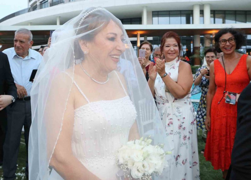 4 çocuk ve 7 torunları olan çift evliliklerinin 50. yılında nikah tazeledi