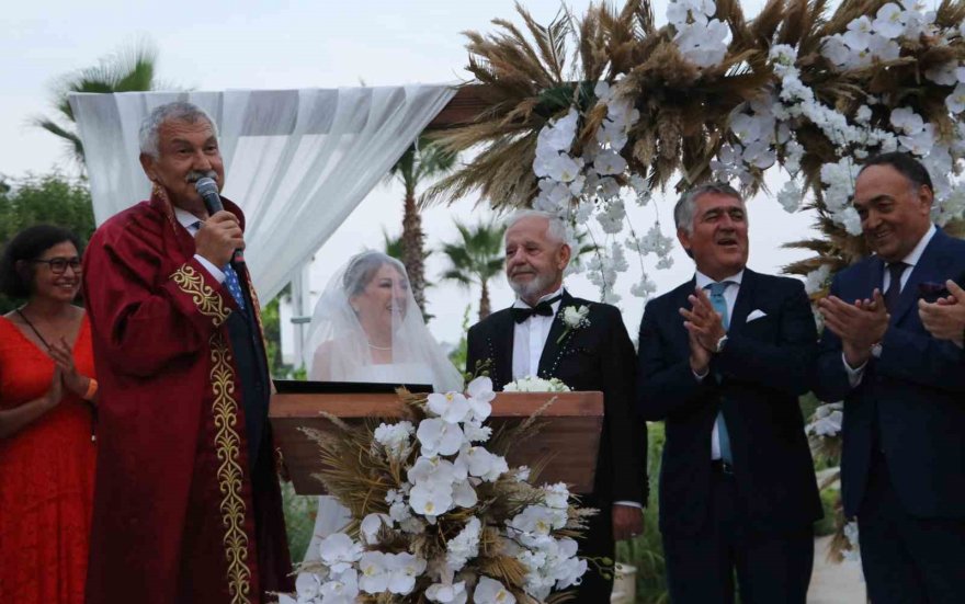 4 çocuk ve 7 torunları olan çift evliliklerinin 50. yılında nikah tazeledi