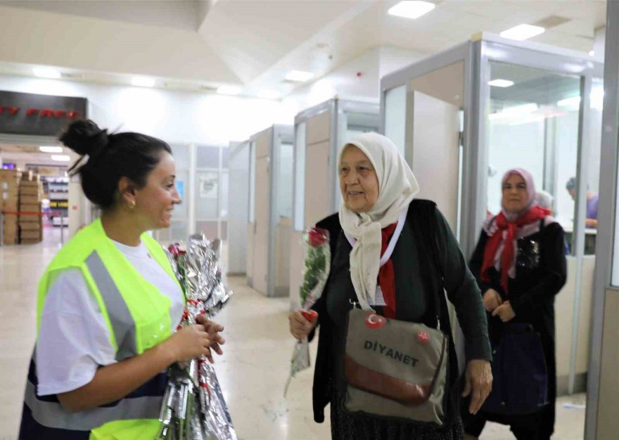 Yüreğir Belediyesi, hacıları güllerle karşıladı