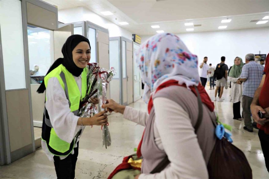 Yüreğir Belediyesi, hacıları güllerle karşıladı