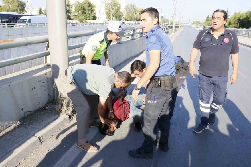 Köprüye çıkıp kendini jiletleyen şahsı polis etkisiz hale getirdi