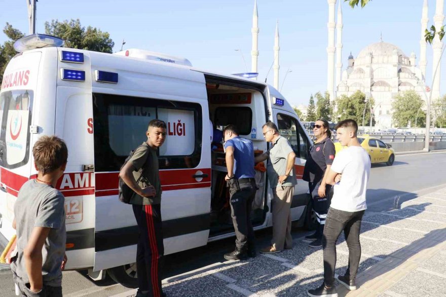 Köprüye çıkıp kendini jiletleyen şahsı polis etkisiz hale getirdi