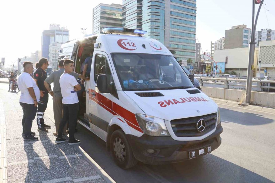 Köprüye çıkıp kendini jiletleyen şahsı polis etkisiz hale getirdi