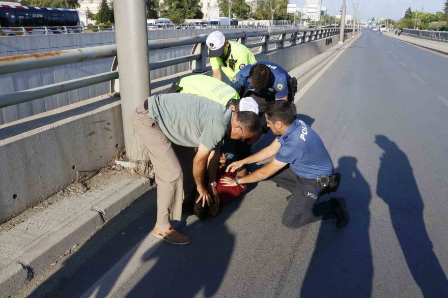 Köprüye çıkıp kendini jiletleyen şahsı polis etkisiz hale getirdi