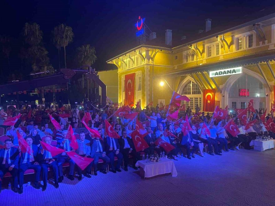 Adana’da ’Demokrasi ve Birlik Günü’ nöbeti tutuldu