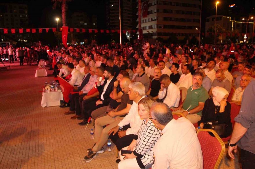 Adana’da ’Demokrasi ve Birlik Günü’ nöbeti tutuldu