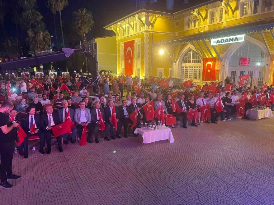 Adana’da ’Demokrasi ve Birlik Günü’ nöbeti tutuldu