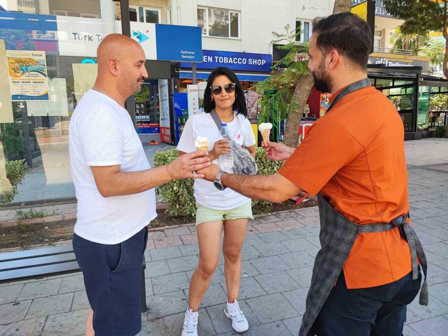 Hissedilen sıcaklık 50 derece olunca kırmızı ışıkta dondurma dağıtıldı