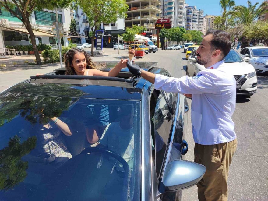 Hissedilen sıcaklık 50 derece olunca kırmızı ışıkta dondurma dağıtıldı