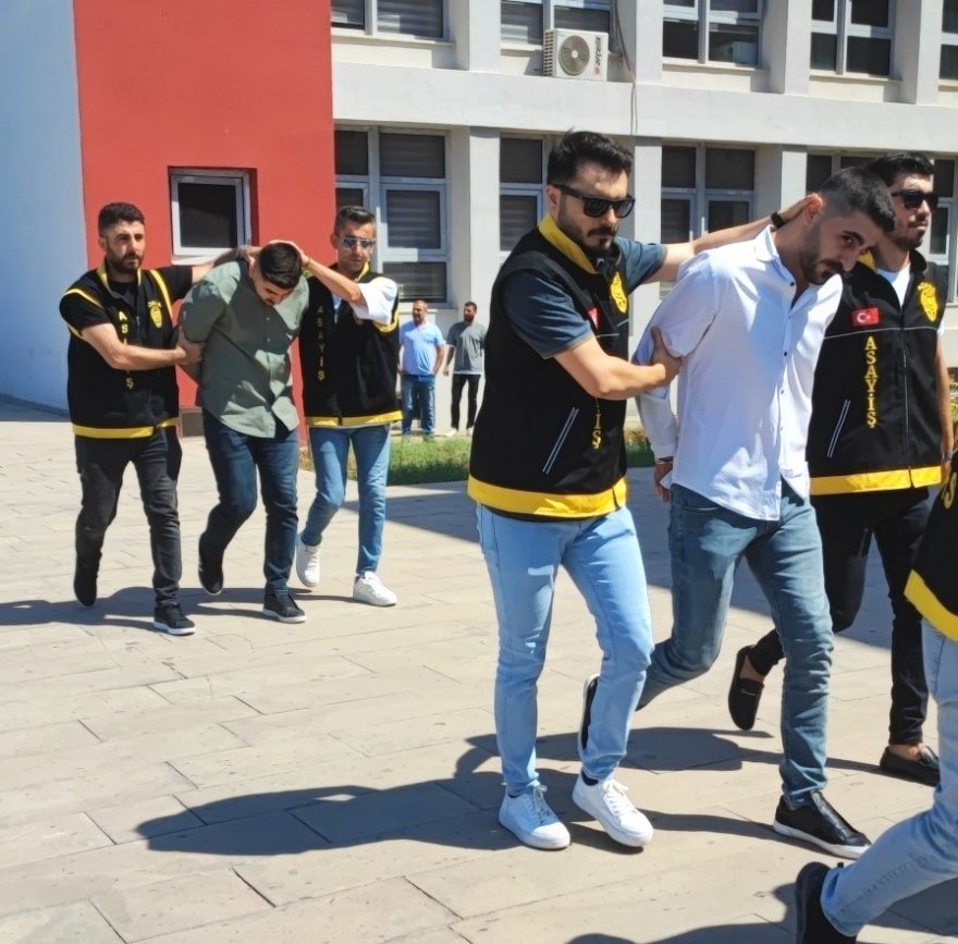 Adana'da 2 kişinin öldürüldüğü sokak cinayetinde yakalanan 5 şüpheli adliyeye sevk edildi