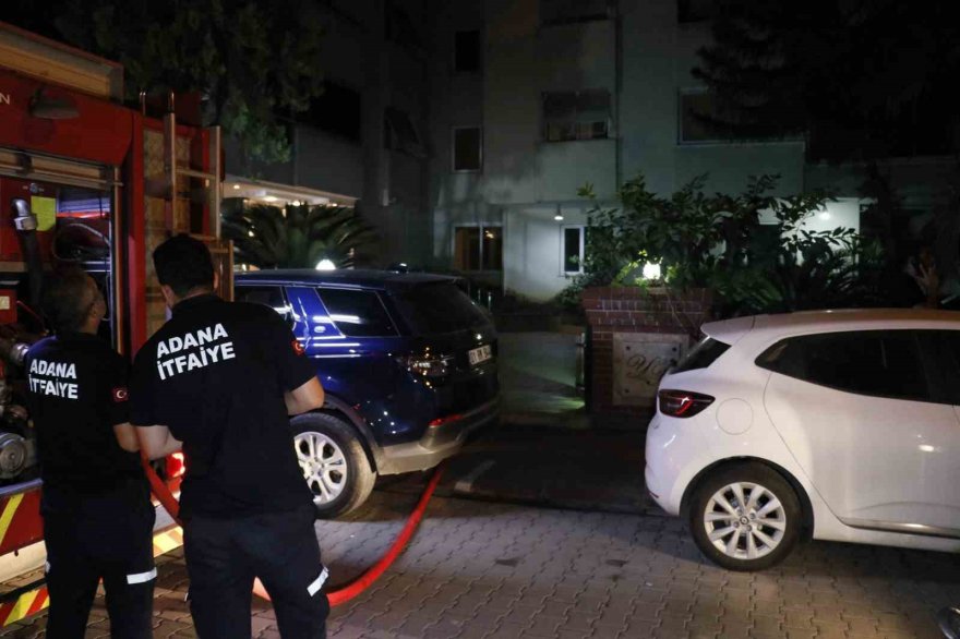 Adana’da korkutan yangın: Apartman sakinleri evcil hayvanlarıyla dışarı çıktı