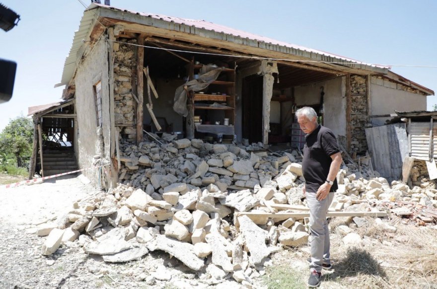 Belediye Başkanı Karalar, deprem bölgesine giderek vatandaşlarla ilgilendi