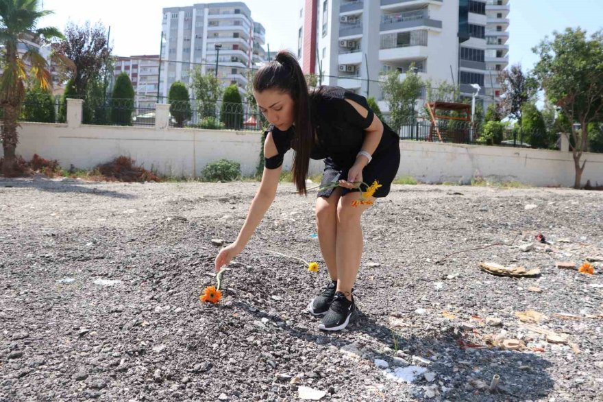 Sanıklar tahliye edildi, depremde ailesini kaybeden avukat enkaza karanfil bıraktı