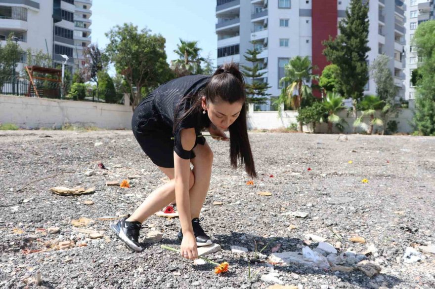 Sanıklar tahliye edildi, depremde ailesini kaybeden avukat enkaza karanfil bıraktı