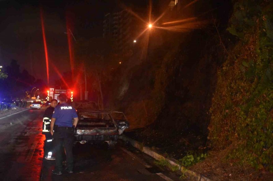 Adana’da otomobil alev alev yandı