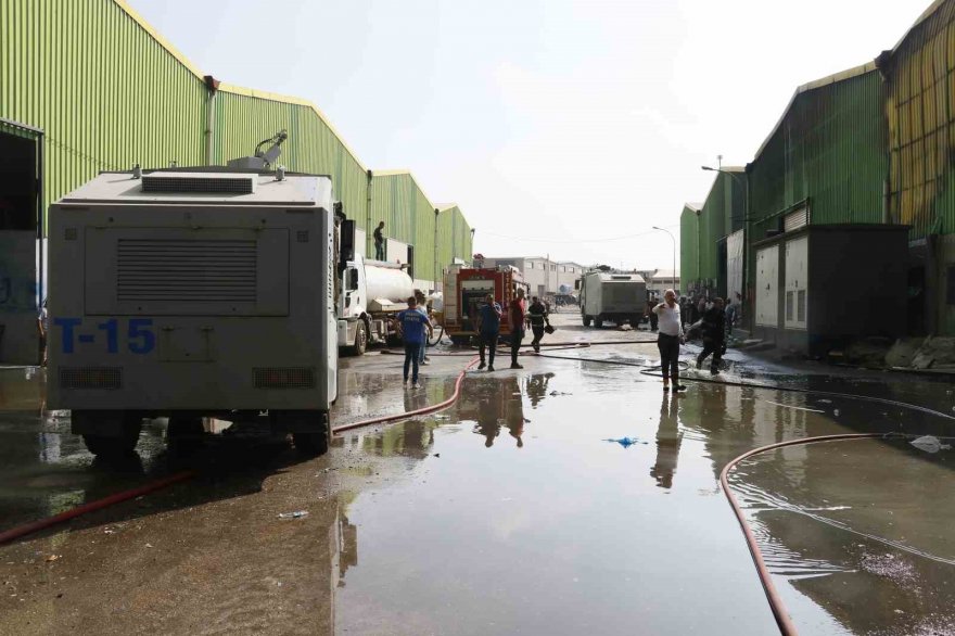 Adana’da geri dönüşüm tesisindeki yangın fabrikaya sıçradı, havadan ve karadan müdahale ediliyor