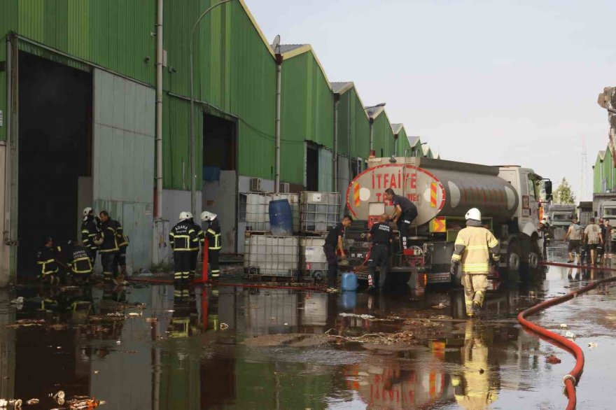 Adana’da geri dönüşüm tesisindeki yangın fabrikaya sıçradı, havadan ve karadan müdahale ediliyor