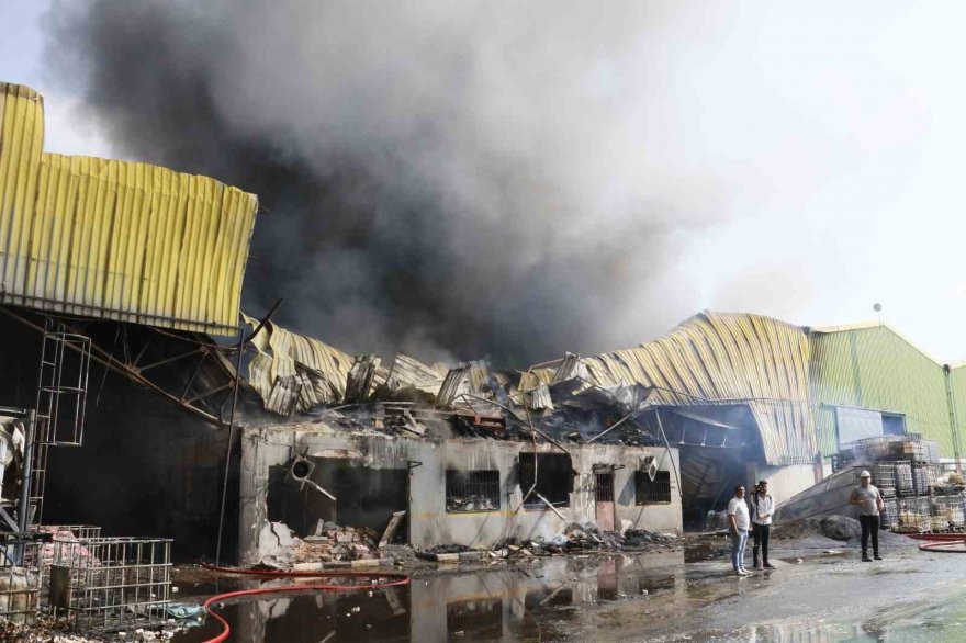 Adana’da geri dönüşüm tesisindeki yangın fabrikaya sıçradı, havadan ve karadan müdahale ediliyor