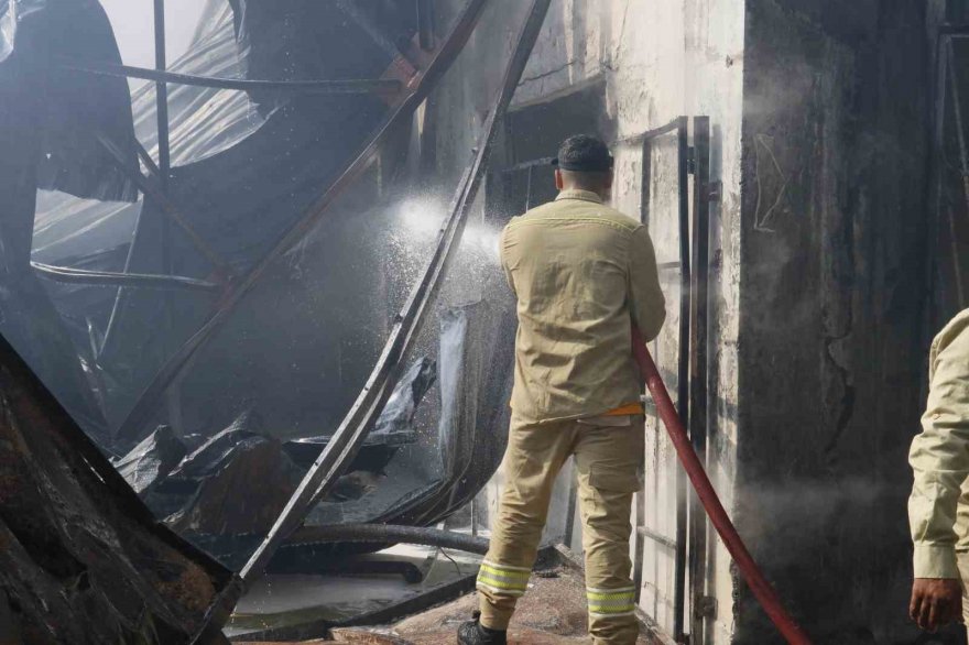 Adana’da geri dönüşüm tesisindeki yangın fabrikaya sıçradı, havadan ve karadan müdahale ediliyor