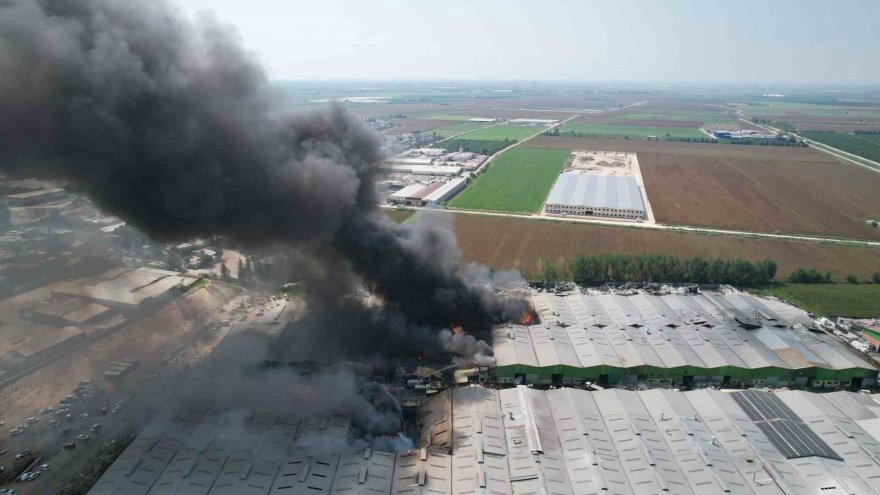 Adana’daki 18 fabrikaya sıçrayan yangın havadan görüntülendi