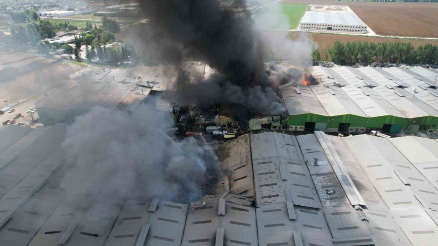 Adana’daki 18 fabrikaya sıçrayan yangın havadan görüntülendi